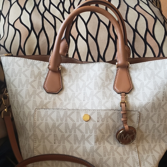 Michael Kors Handbag (Like New) - Picture 2 of 4